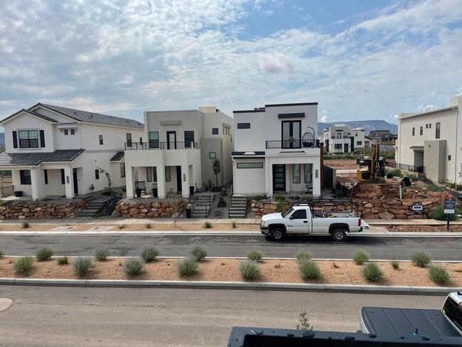 Building Photo - Gorgeous Desert Color Home!