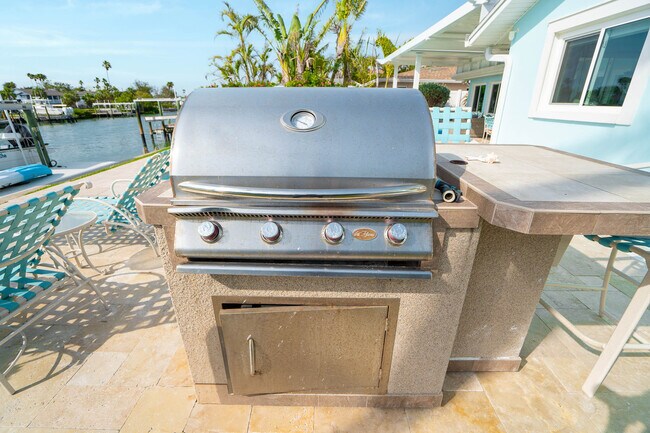 Building Photo - 2910 Alton Dr