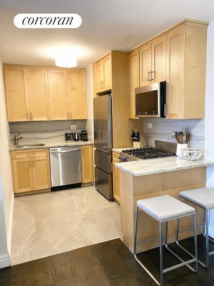 Building Photo - 305 E 40th St