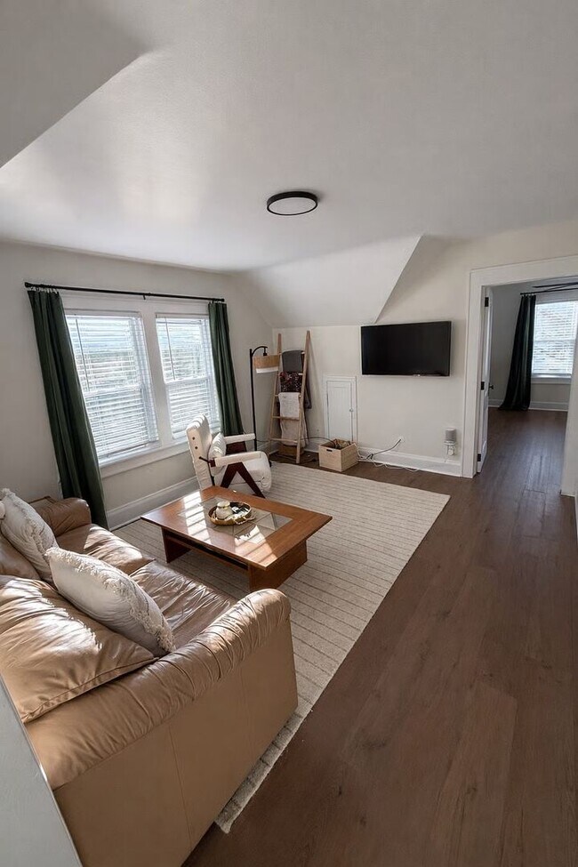 Building Photo - Fully Furnished 1BR + Office | Travel Nurse Ready | 30+ Day Stays Near Milwaukee