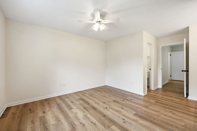 Building Photo - Updated 2BR Townhome in Prime Chapel Hill Location with Pool & Tennis!