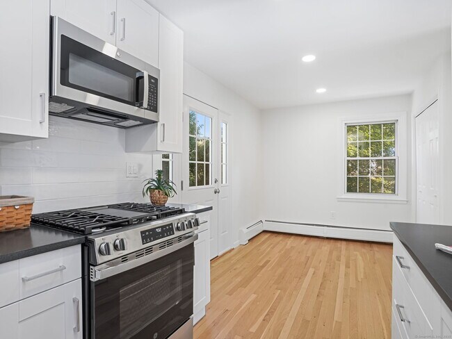 Building Photo - 240 Sunnyridge Ave