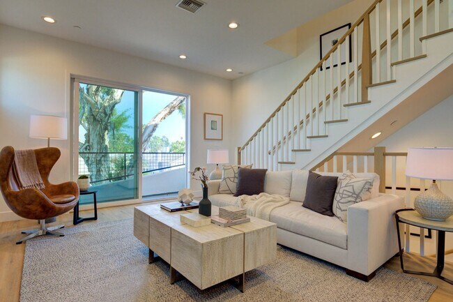 Building Photo - Fantastic 2 Story Farm House style Home with 4 Bedrooms and 3 Baths in Mid City area