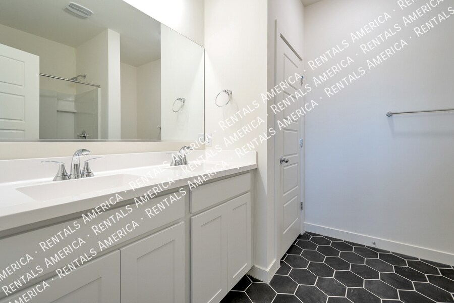 Building Photo - 614 E Diamond Dr