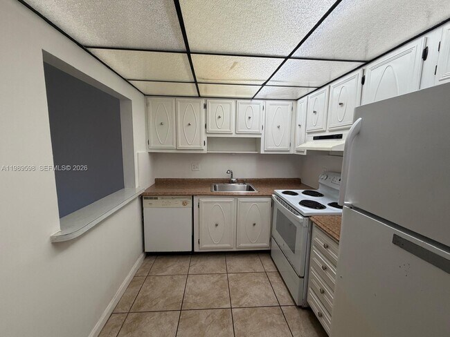 Building Photo - 253 S Cypress Rd