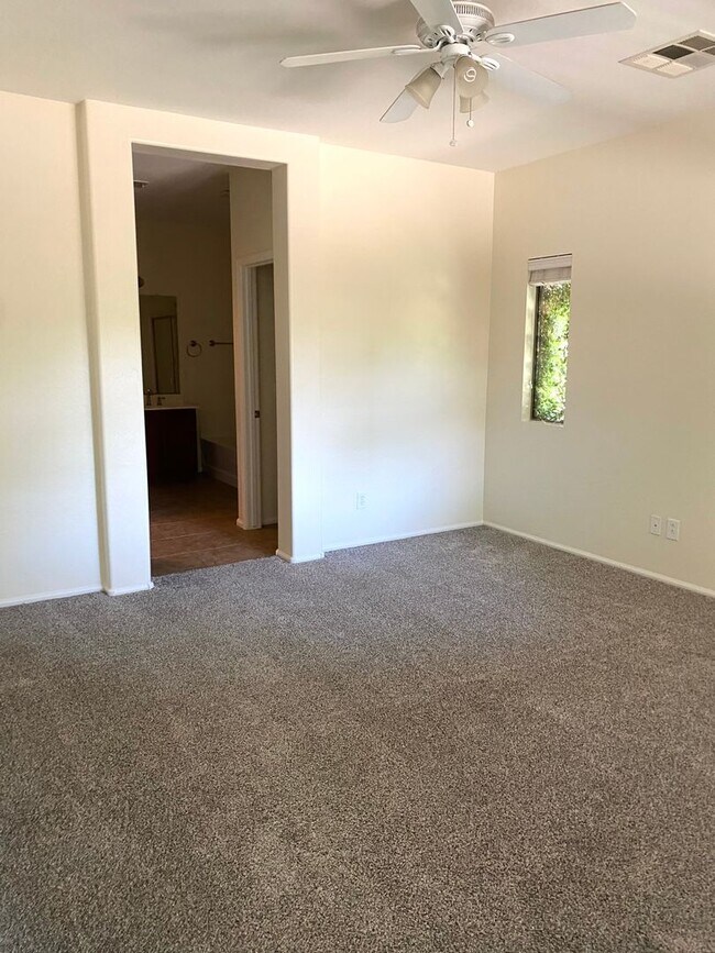 Building Photo - **BEAUTIFUL 3BEDROOM/2BATHROOM HOME LOCATE...
