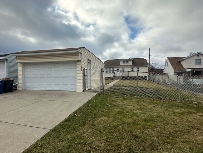 Building Photo - Newly Renovated 3 Bedroom Home