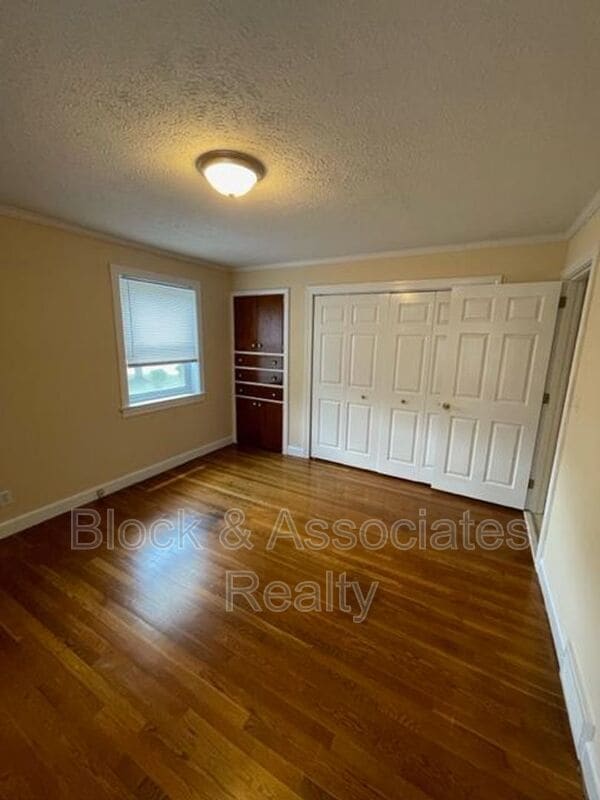 Building Photo - 1542 N Tremont Dr