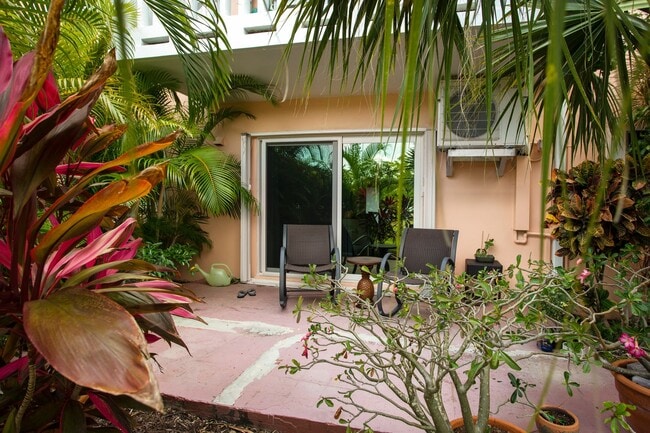 Building Photo - 3 Bedroom 2 Bathroom unfurnished  "C" Buil...