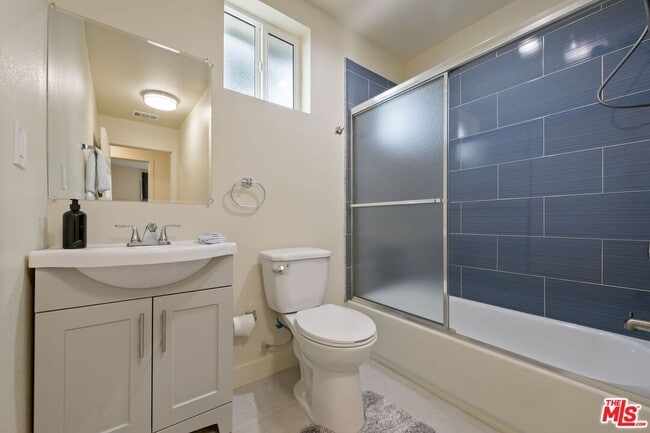 Building Photo - 865 E 49th St