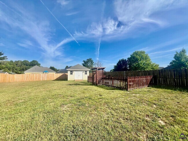 Building Photo - 404 Beechwood Dr
