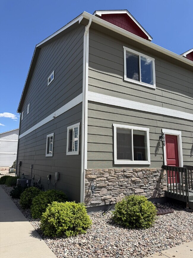 Building Photo - Beautiful 2-Story Townhome with Finished Basement