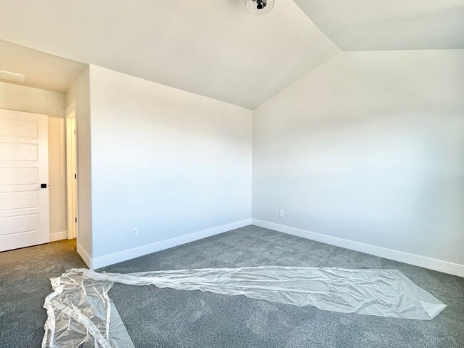 Building Photo - Beautiful Poolside Townhome at Mountain Ri...