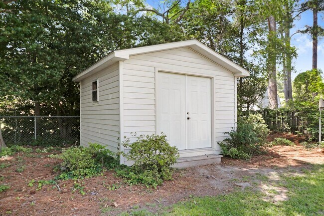 Building Photo - CHARMING 2-STORY BRICK HOME *Excellent Goldsboro Location* Lawn Care Included!