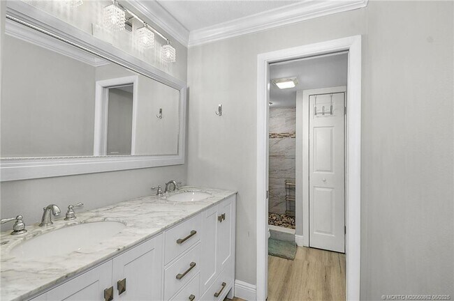 Building Photo - 10310 S Ocean Dr