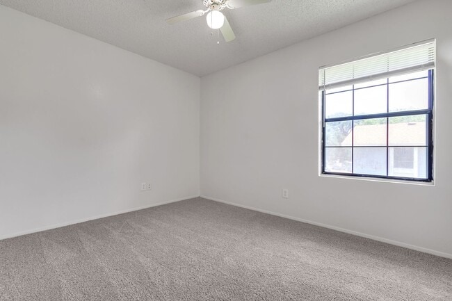 Building Photo - Cute 2 Bed 1 Bath Unit in Quiet Fourplex