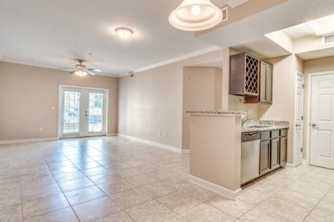 Building Photo - Beautiful Two Bedroom Apartment in Fort Walton Beach!