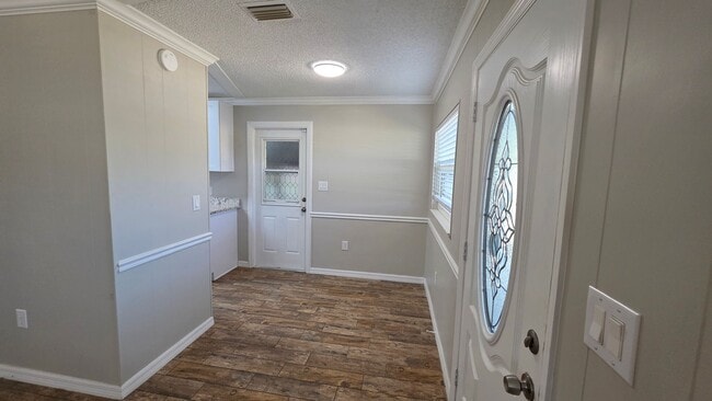 Building Photo - 2 bed 1 bath just remodeled