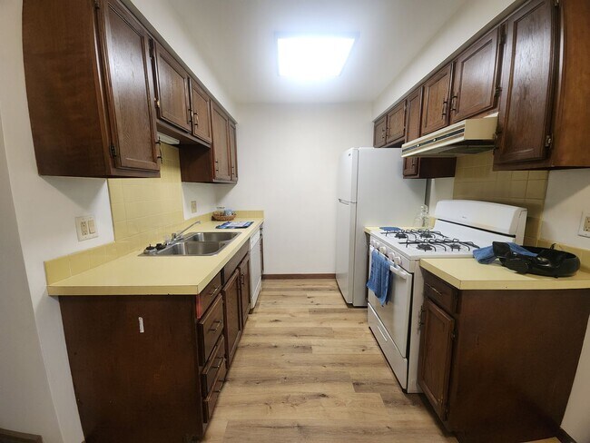 Building Photo - 706-708 N. Hawthorne Dr.