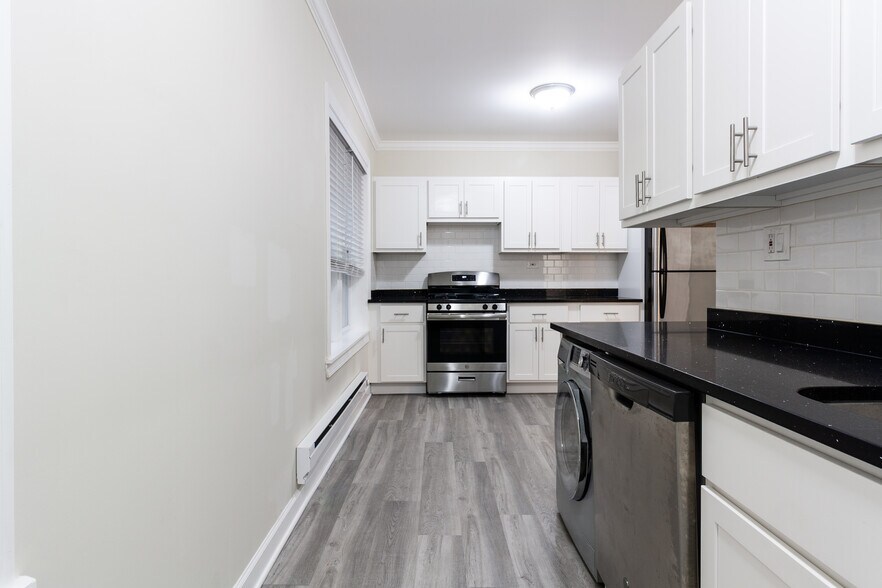 Building Photo - 837 W Cornelia Ave