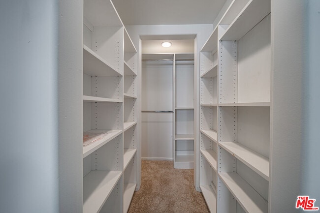 Building Photo - 726 W 37th St