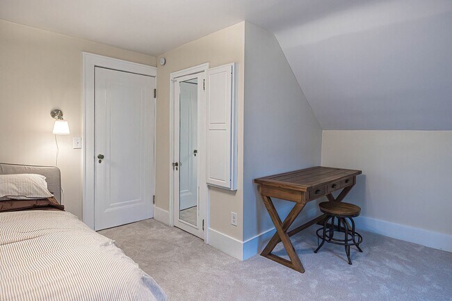 Building Photo - Quaint 4 bedroom Erie Home with Central Air & Garage Parking (Month to Month available)