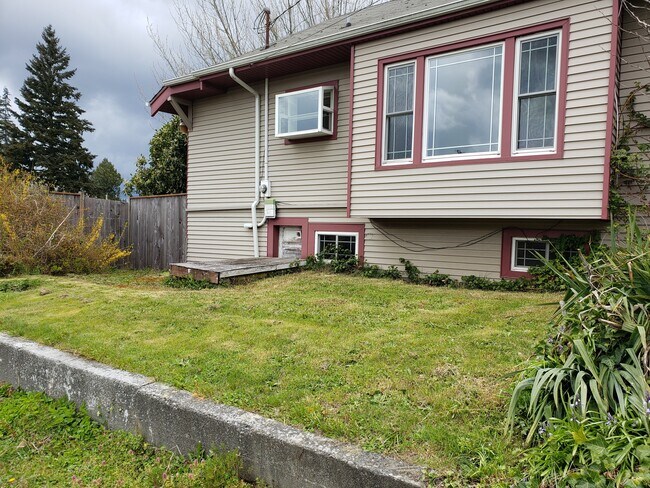 Building Photo - 1301 N Rainier Ave