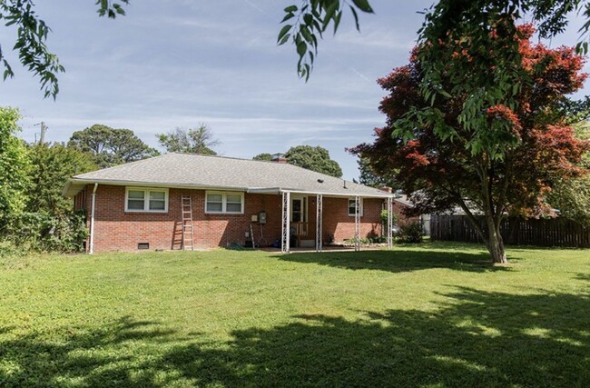 Building Photo - 323 Shoreline Dr