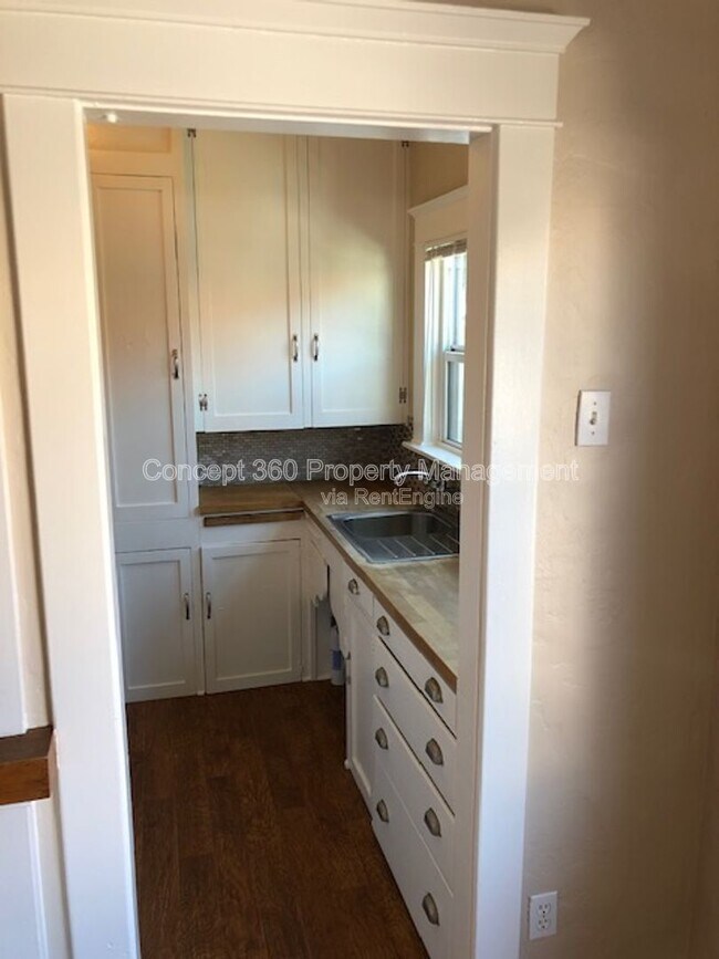 Building Photo - 1144 E Appleton St