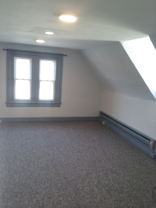 Building Photo - 37 Front St