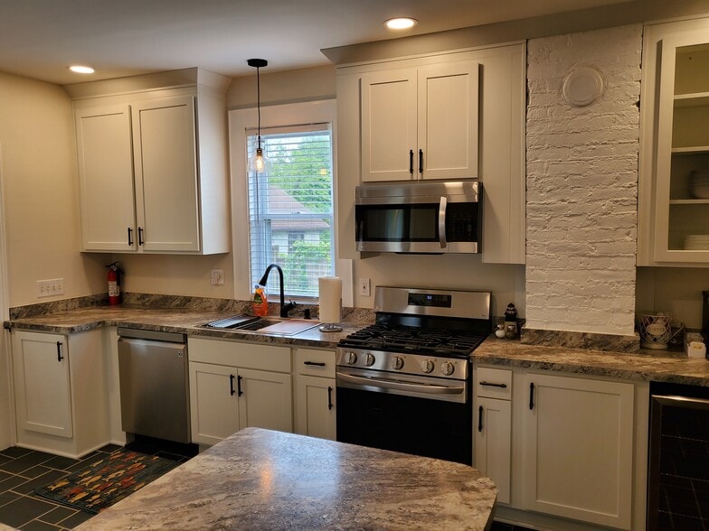 Large Kitchen with Gas Stove - 1614 Michigan Blvd