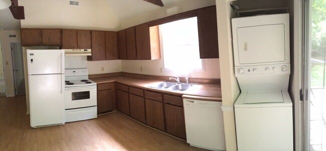 Building Photo - Charming 2 BR Home!