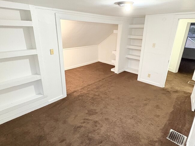 Building Photo - 631 Tecumseh St