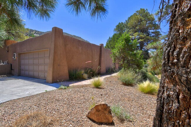 Building Photo - Executive 4 bedroom NE Heights home