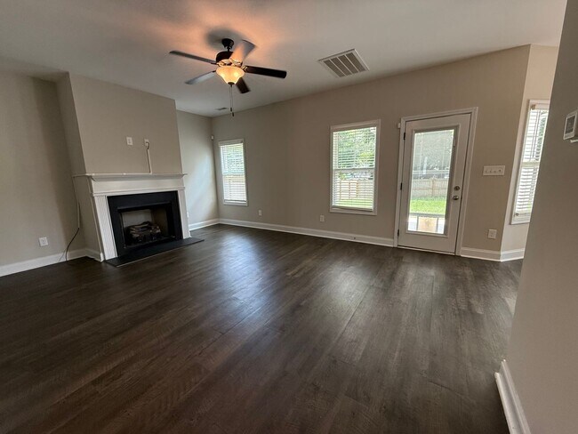Building Photo - Beautiful 4-Bedroom House