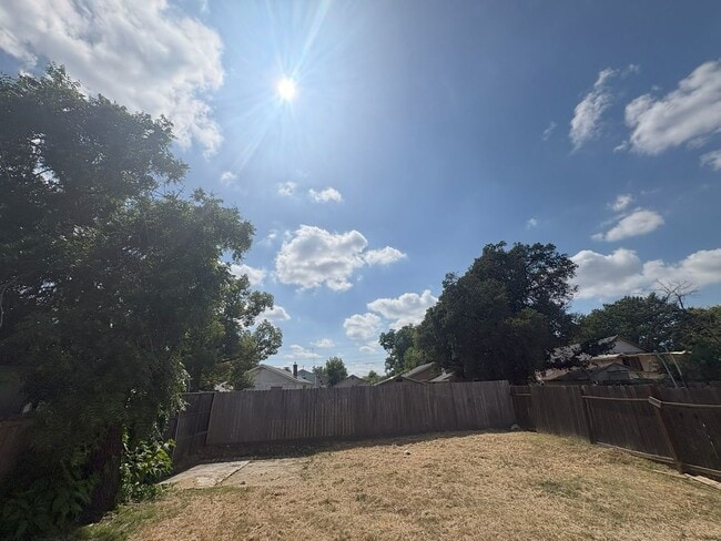 Building Photo - Available NOW Recently Renovated 3BR/3BA Home with Modern Finishes & Spacious Backyard Near Downt...