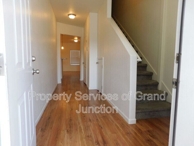 Building Photo - 621 Zenith Ln