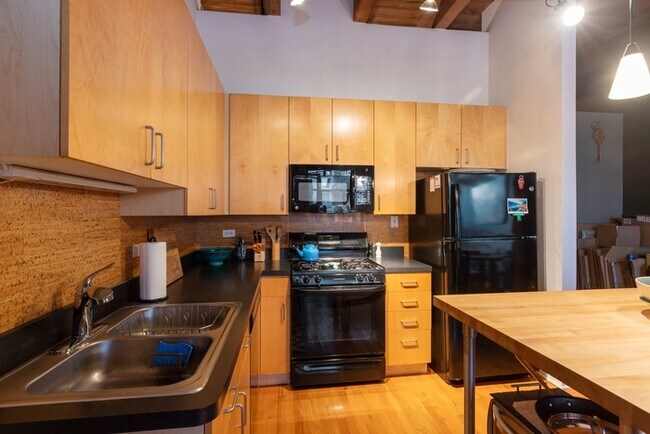 Building Photo - HUGE one bedroom with easy highway access ...