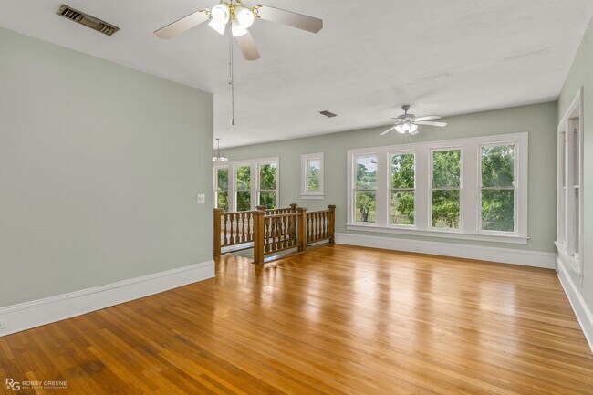 Building Photo - 2 bedroom duplex