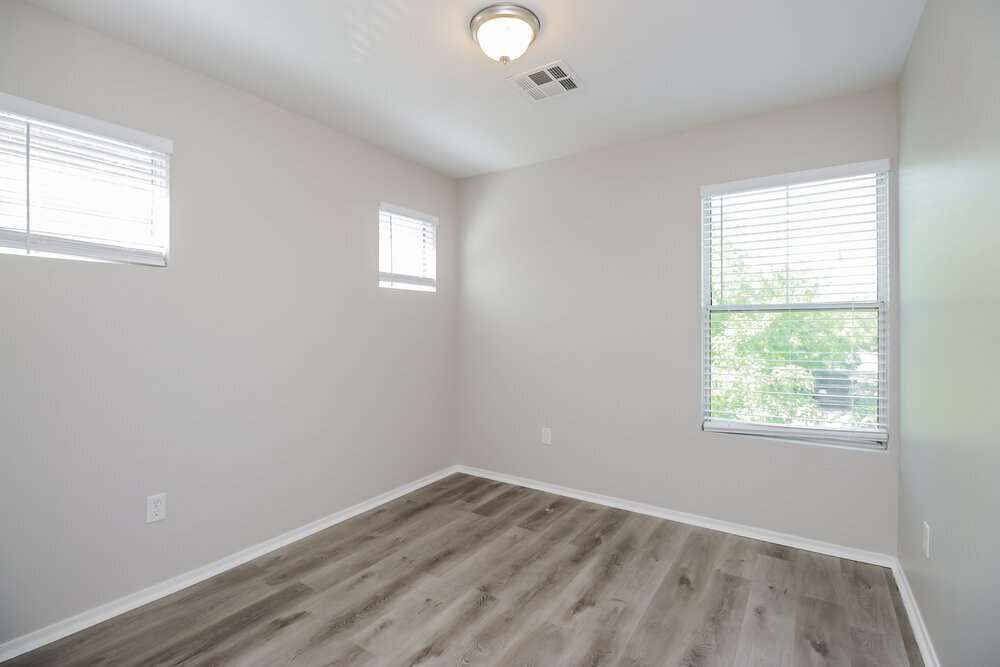 Building Photo - 1447 S Pheasant Dr
