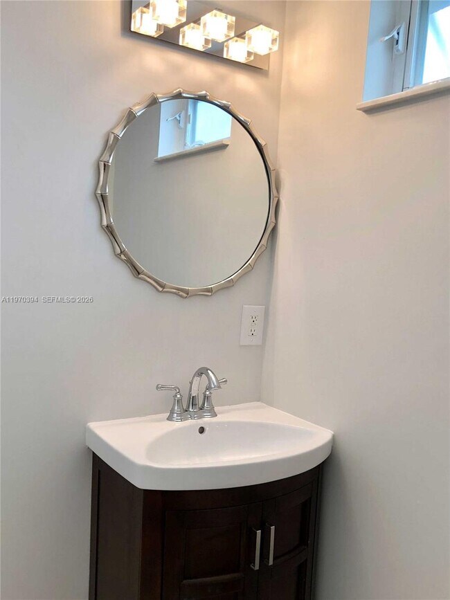 Building Photo - 621 NE 8th Ave