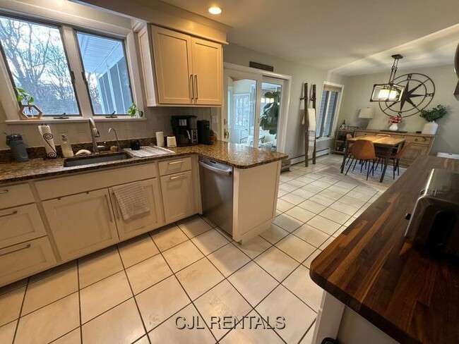 Building Photo - 41 Beaverbrook Rd