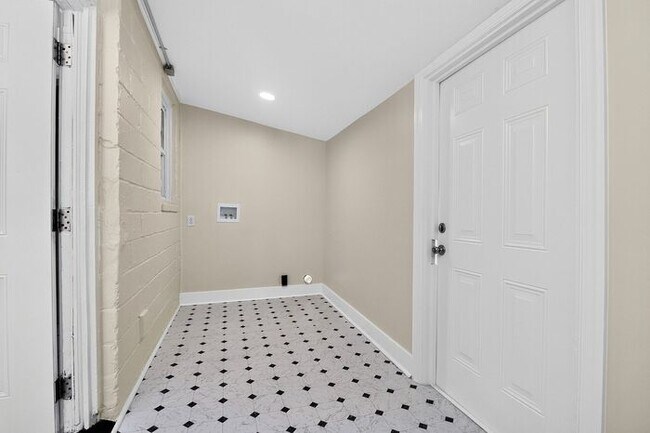 Building Photo - Charming 2BD/1BA Home Near Lakewood Park!