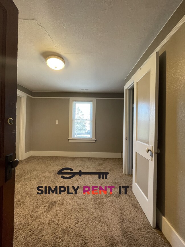 Building Photo - Renovated Triplex with 2 Bedrooms On Campus!