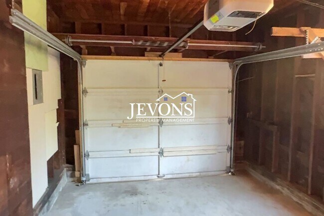 Building Photo - Available Now! 4-bedroom, 2-bathroom house in SeaTac