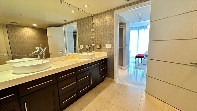Building Photo - 495 Brickell Ave