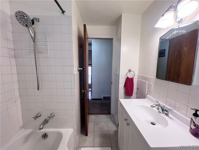 Building Photo - 480 W Hazeltine Ave