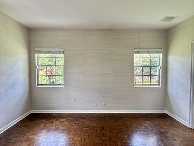 Building Photo - 206 Russlyn Dr