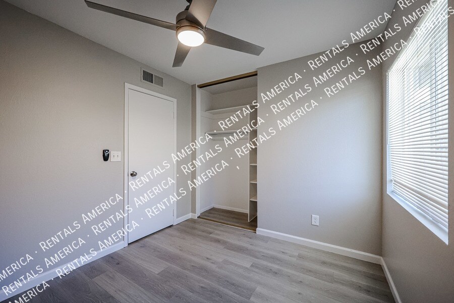 Building Photo - 3333 S Parkside Dr