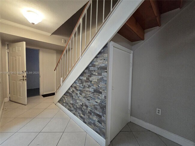 Building Photo - 9371 Fontainebleau Blvd